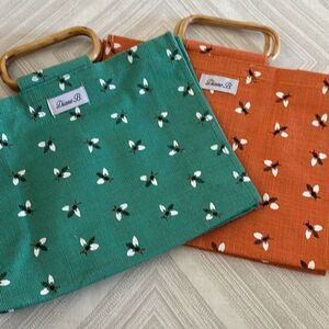 Burlap (2) Colored Bumble Bee Shopping Bags with Wooden Handle